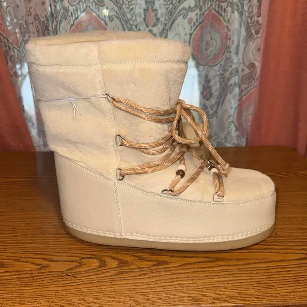 Nwt cream tan universal